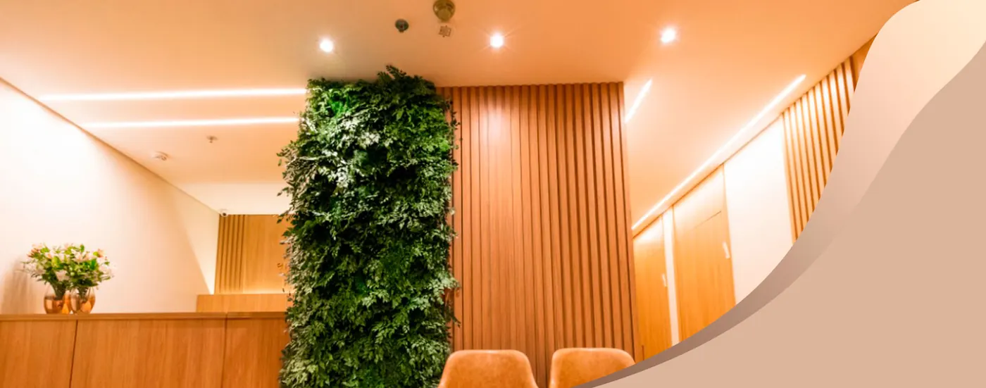 Recepção da clínica com painel de plantas e iluminação acolhedora