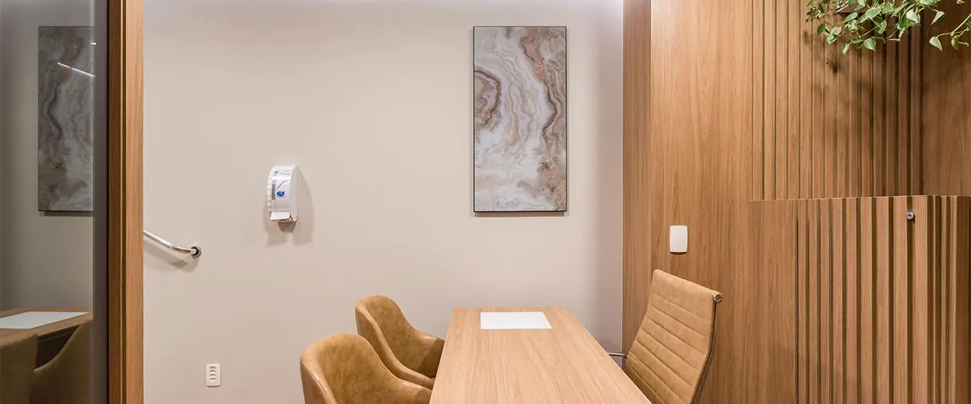 Sala de atendimento com mobiliário em madeira