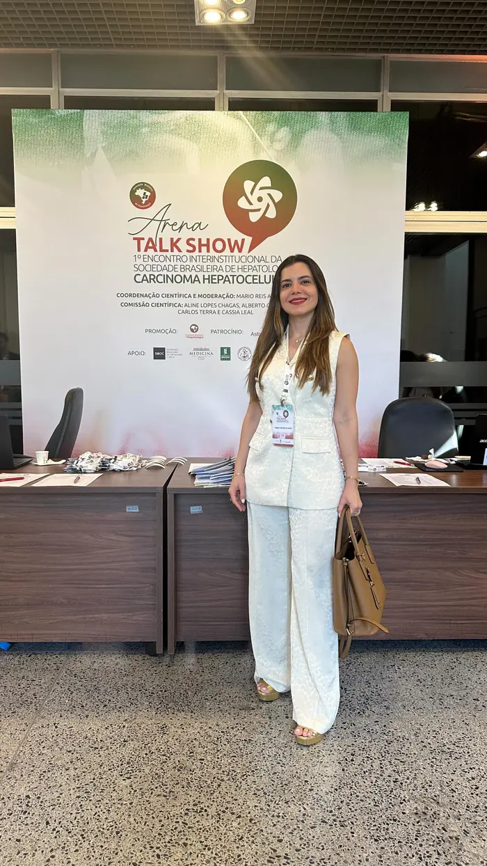 Dra. Hérika em stand de congresso de hepatologia