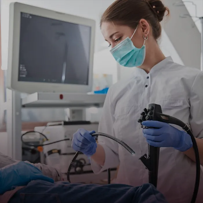 Médica realizando exame de endoscopia digestiva