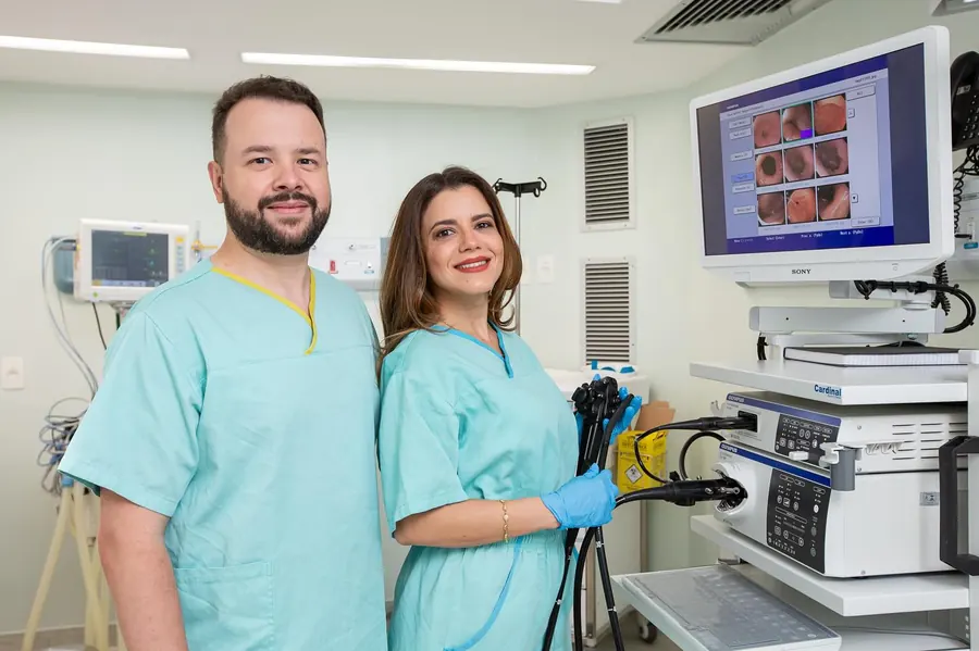 Dra. Hérika e colega na sala de endoscopia