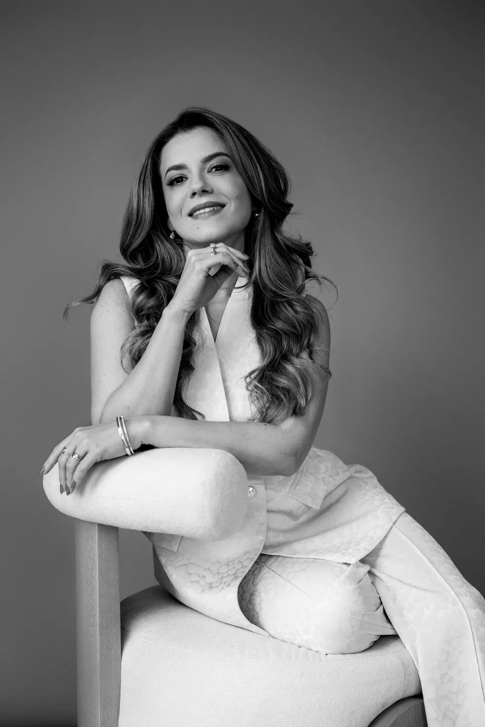 Dra. Hérika Ferreira, gastroenterologista, sorrindo sentada